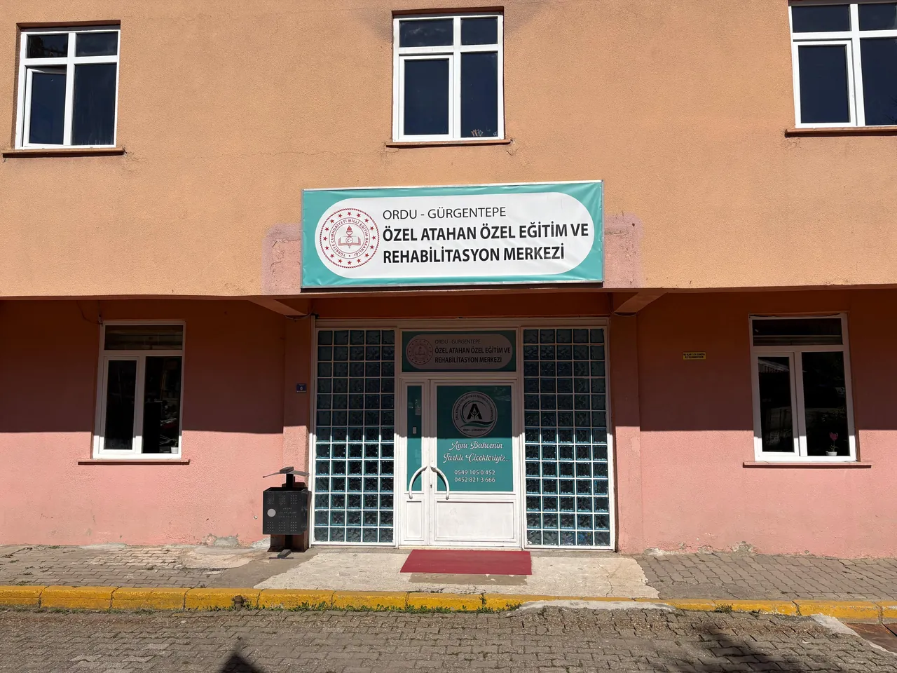Kurum tabelası ve logolu cam giriş kapısı